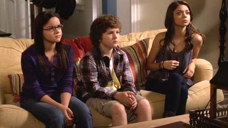 Alex, Luke, and Haley Dunphy on a couch