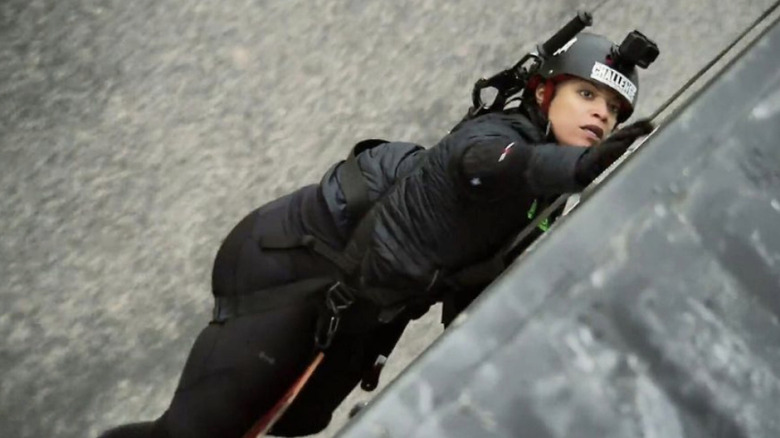 Aneesa hanging from a wall on The Challenge