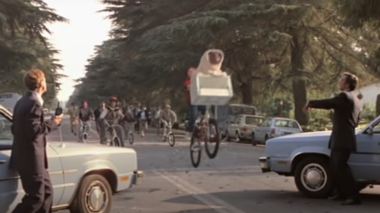 E.T. flies past walkie-talkies E.T. the Extra-Terrestrial 