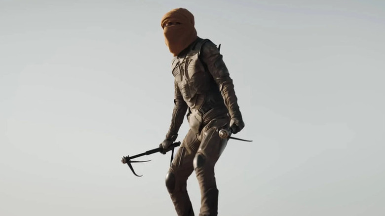 Paul stands ready to ride a worm in "Dune: Part Two" (2024)