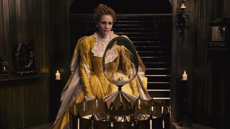   Julia Roberts als koningin in Mirror Mirror