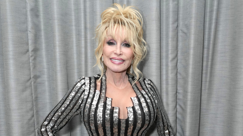 Dolly Parton posing at event