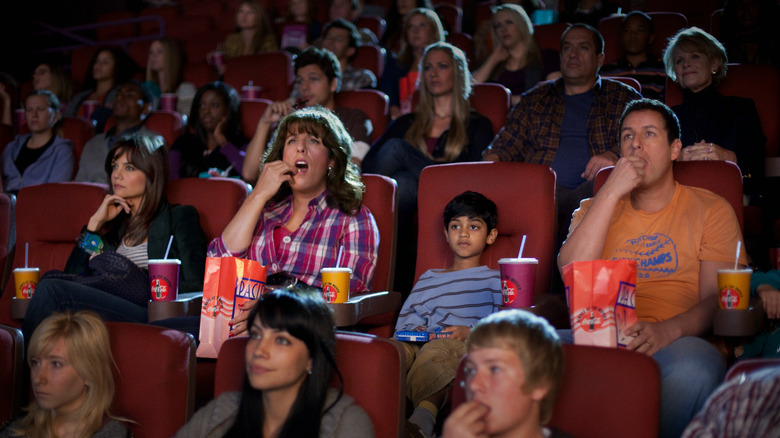   Adam Sandler mira una pel·lícula en un teatre