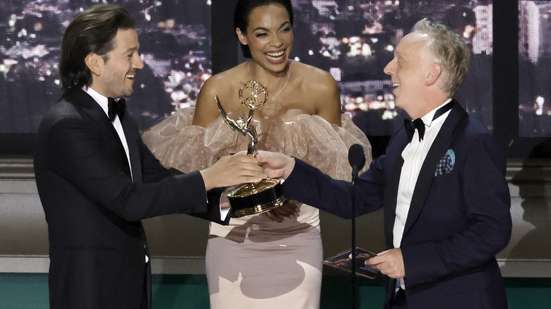 Mike white accepts an Emmy