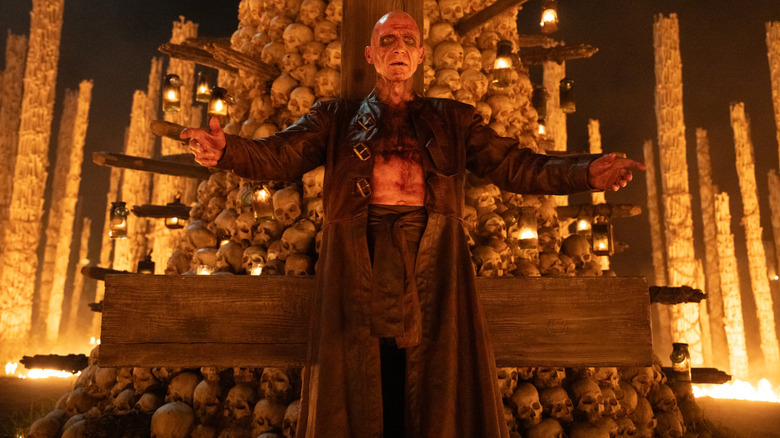 Dr. Kelson stands in front of a pillar of skulls in "28 Years Later: The Bone Temple" (2026)