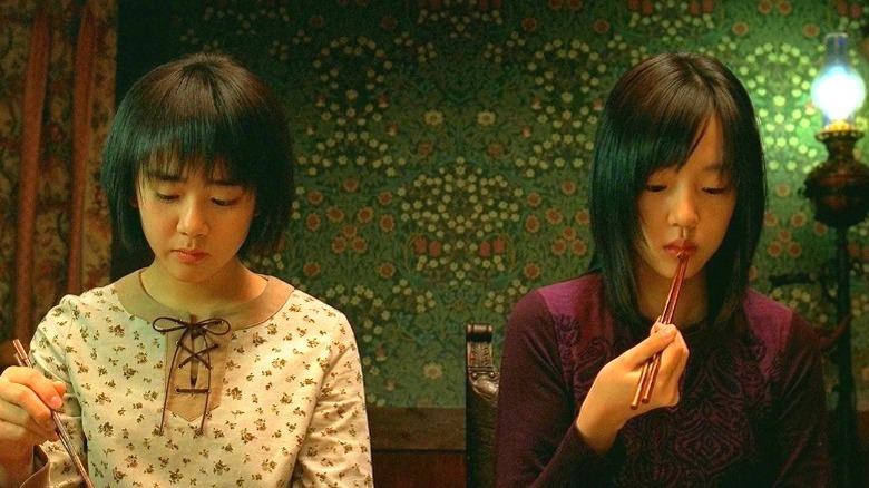 Sun-mi and Su-yeon eating dinner