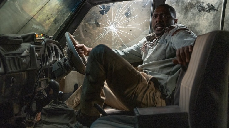   Idris Elba s'amaga al cotxe