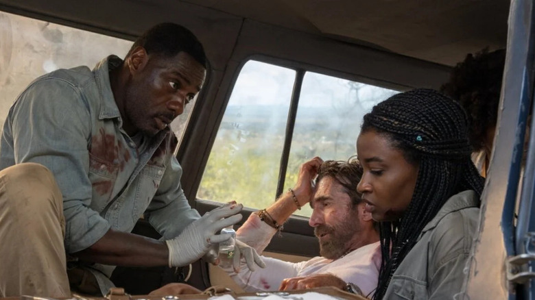   Idris Elba fent coses de metge