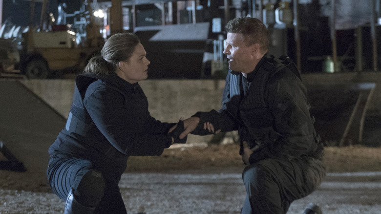 Brennan fixes Booth's broken hand