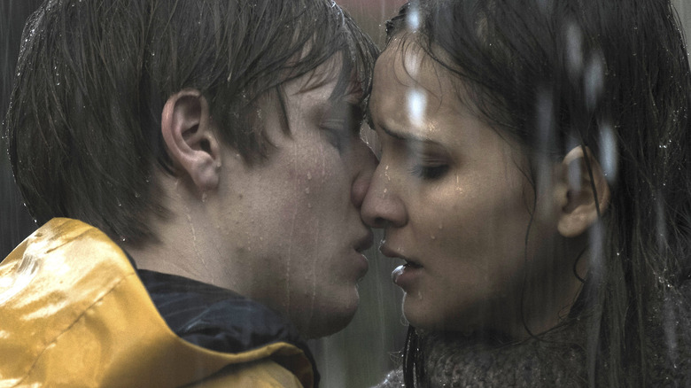 Jonas and Martha kissing in rain