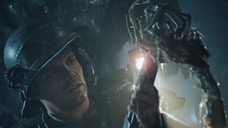Hicks examining facehugger