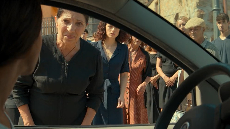 Filomena receives Amy on her arrival