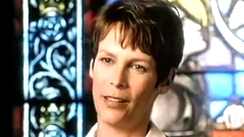 Jamie Lee Curtis tilting head in Halloween H2O