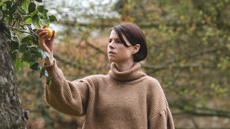 Jessie Buckley holding a fruit