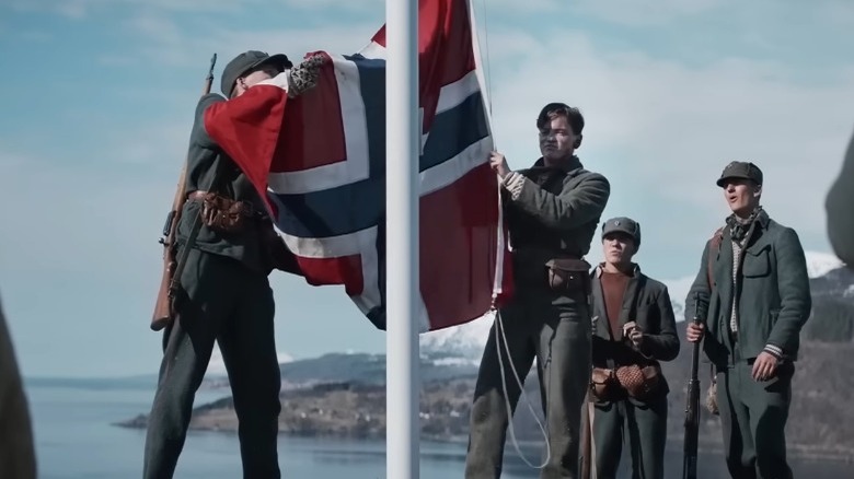 Soldiers raising Norwegian flag