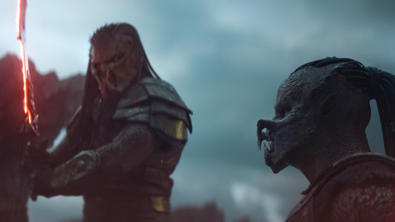 Kwei wielding a blade near Dek in Predator: Badlands