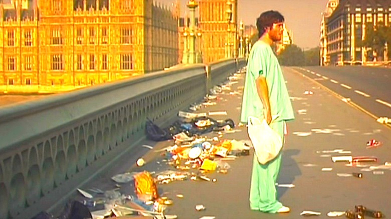 Jim walks around London in 28 Days Later (2002)