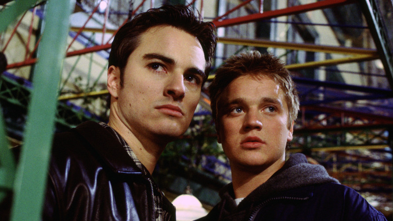 Carter and Alex pose in "Final Destination" (2000)