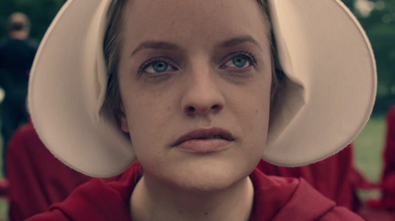   June Osborne amb gorra de Handmaid