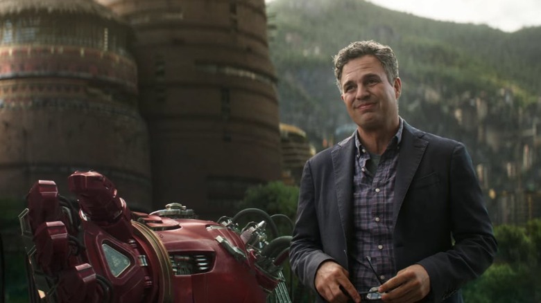 Banner figures things out with Hulk in "Thor: Ragnarok" (2017)