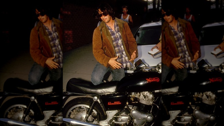  Jaunasis Keanu Reevesas ant motociklo