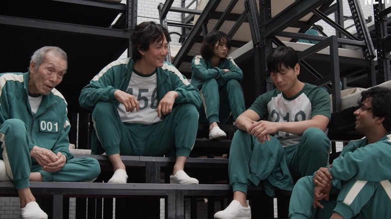 Gi-hun talking to fellow contestants