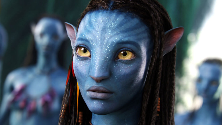 Neytiri in front of other Na'vi
