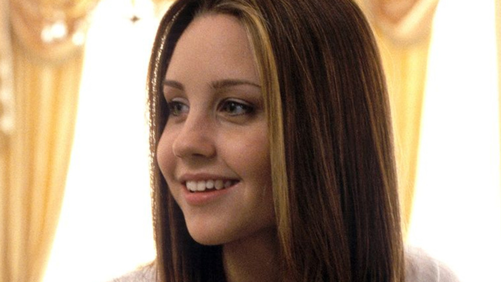 Young Amanda Bynes smiling