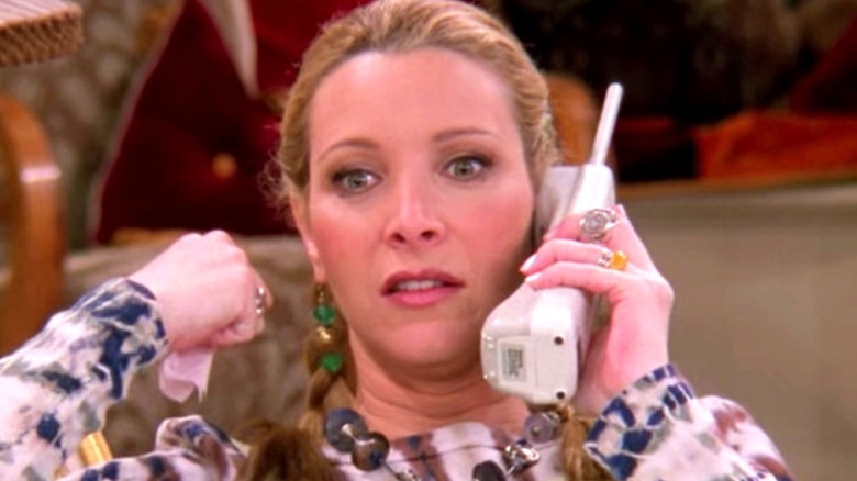 Phoebe holds a phone on Friends