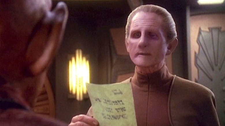 Odo reading a letter