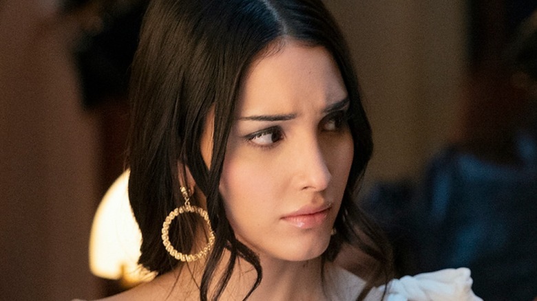 Gossip Girl Luna wearing circular gold earrings