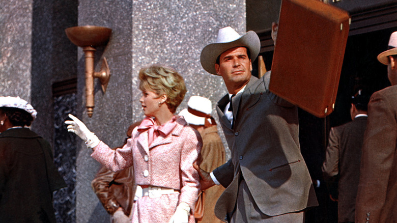 James Garner hails a cab