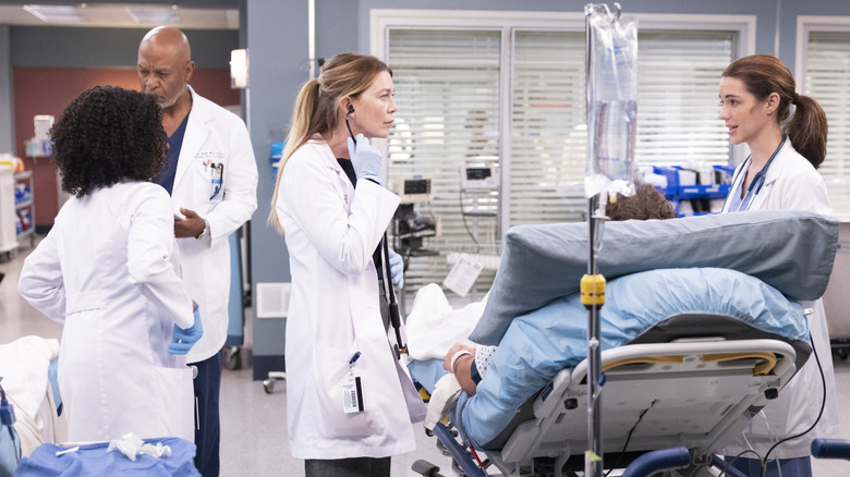 Meredith talking to Jules at the hospital