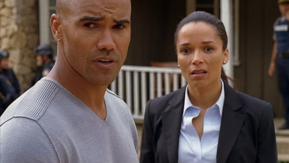 Derek Morgan talks with Detroit police officer