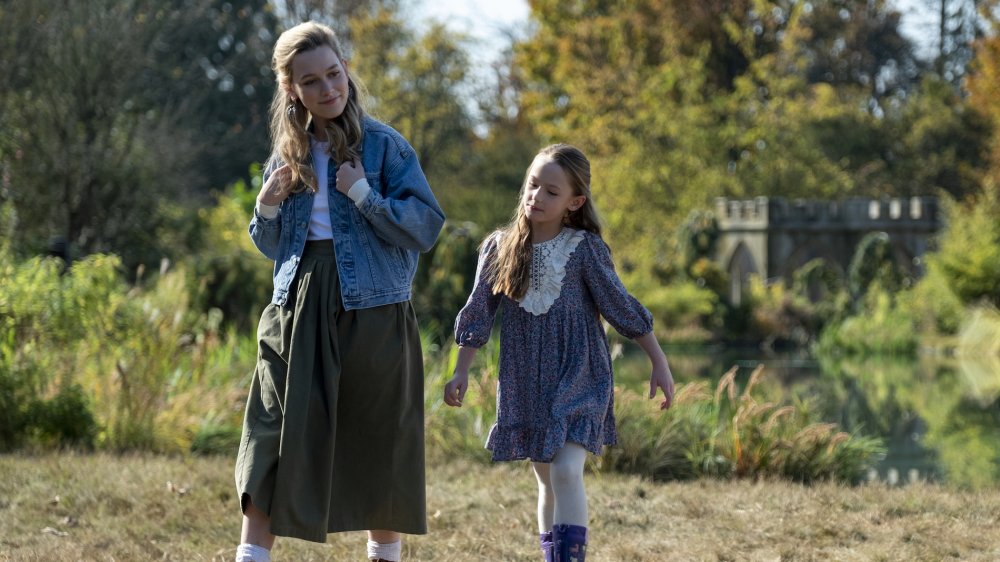 Victoria Pedretti and Amelie Bea Smith on The Haunting of Bly Manor