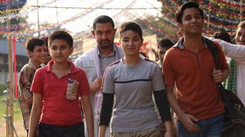 Suhani Bhatnagar, Zaira Wasim, Aamir Khan, and Ritwik Sahore in Dangal
