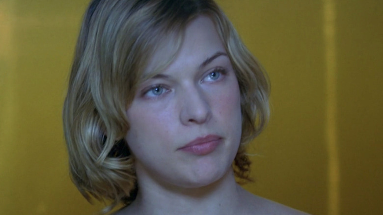 Resident Evil Milla Jovovich looks to side