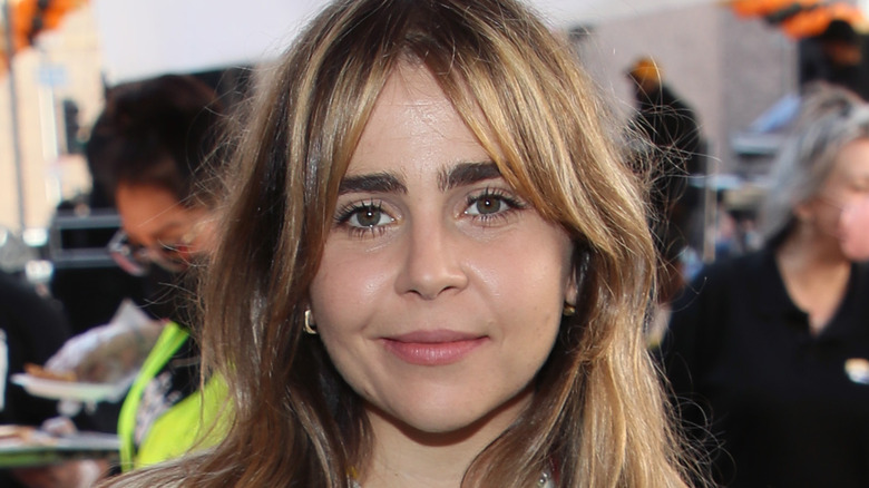 Mae Whitman volunteering