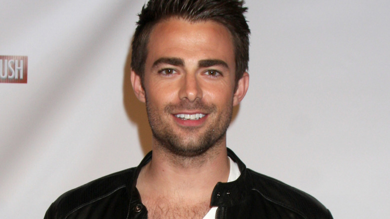 Jonathan Bennett smiling