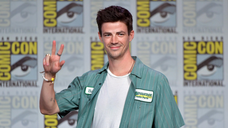 Grant Gustin makes peace sign at San Diego Comic-Con