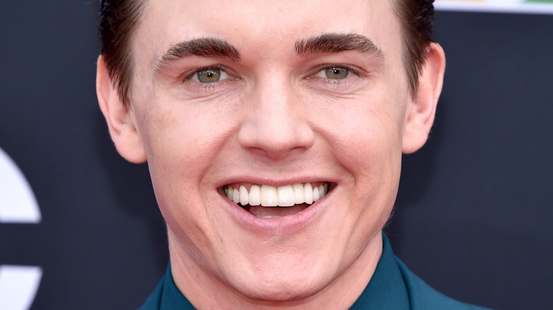 Jesse McCartney walking red carpet