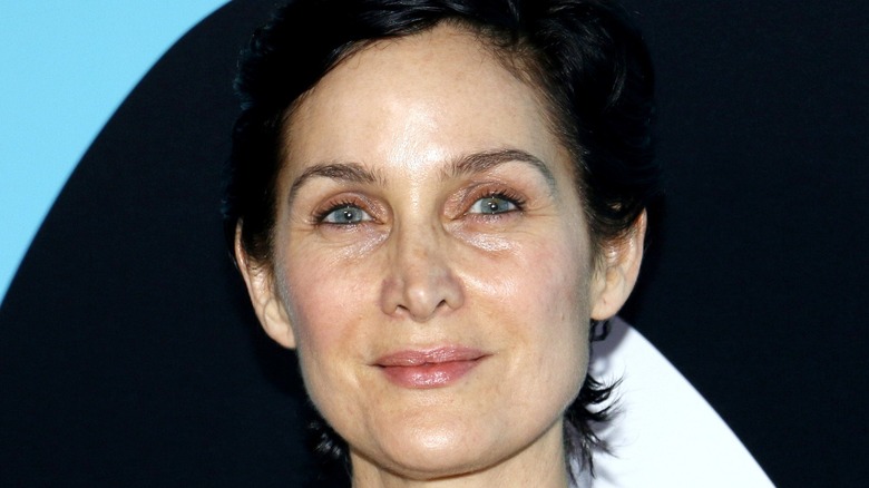 carrie anne moss smilinng