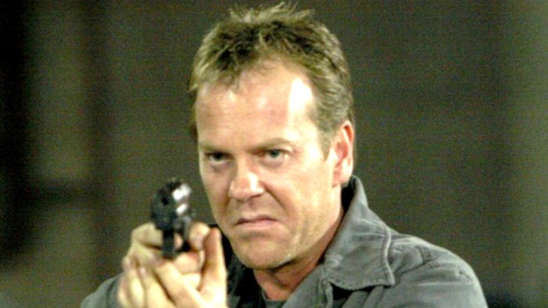 Kiefer Sutherland pointing gun