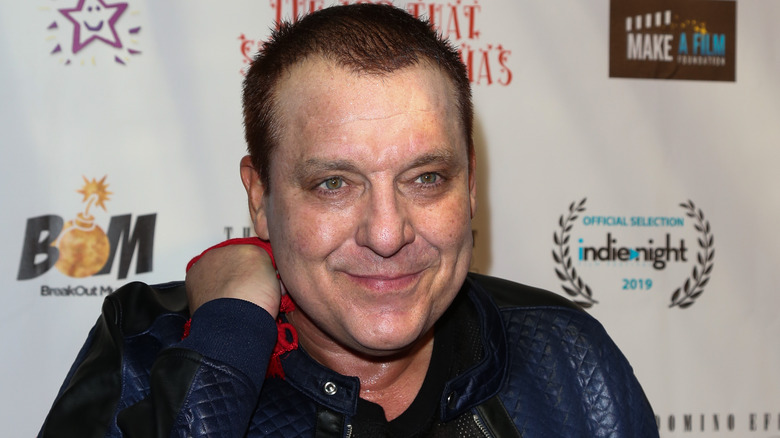 Tom Sizemore looks to left