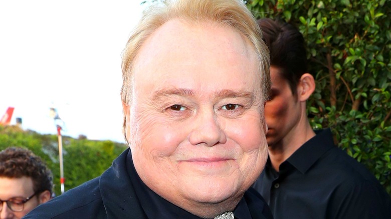 Louie Anderson posing