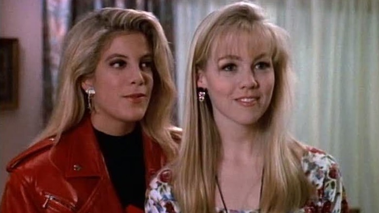 BH 90210 girls in a hallway