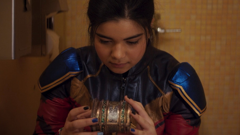 Kamala Khan holding quantum band