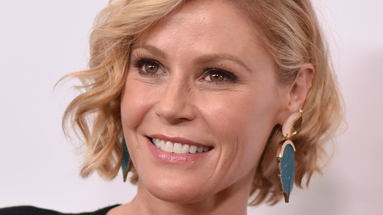 Julie Bowen smiling on red carpet