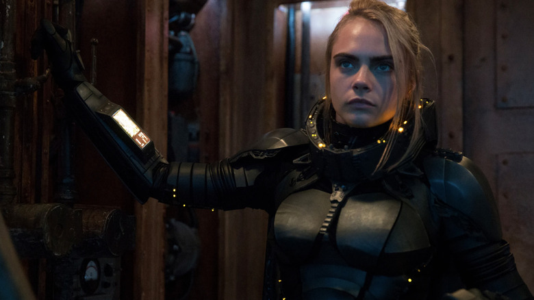 Laureline readies for battle in "Valerian and the City of a Thousand Planets" (2017)