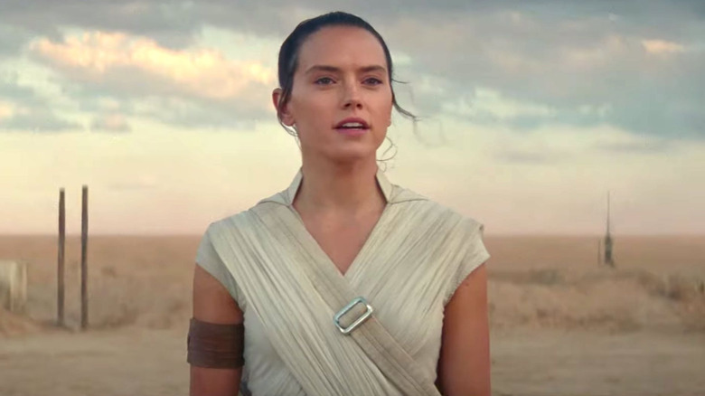 Rey standing on Tatooine in The Rise of Skywalker (2019)